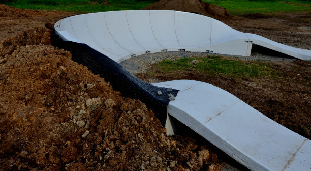 用泵向上和向下移动代替踏板和反弹来移动自行车，踏板车，滑板和直排轮滑沿模块化泵轨道轨道图片下载