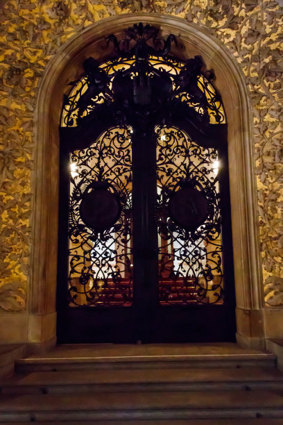 美丽的古董门在汉堡市政厅或Rathaus在汉堡，德国图片下载