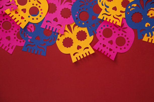 墨西哥的亡灵日用纸做装饰，背景用纸旗、骷髅头图片下载