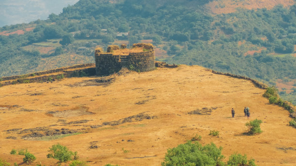 位于悬崖边缘的Lohagad堡垒的炮塔，背景是山景图片下载