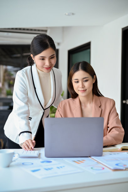 肖像，专业的亚洲女性经理培训和给她的新助理的建议图片下载