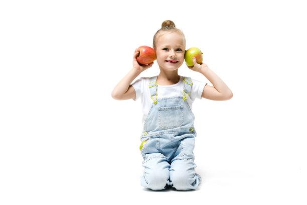 切女孩拿着苹果给她的耳朵图片下载