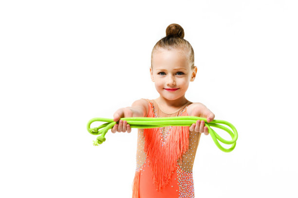 体操女孩的姿势与绳索在工作室图片下载