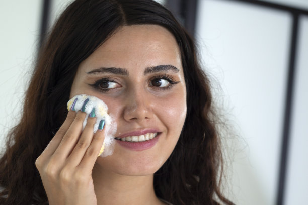 年轻女子正在洗脸图片下载