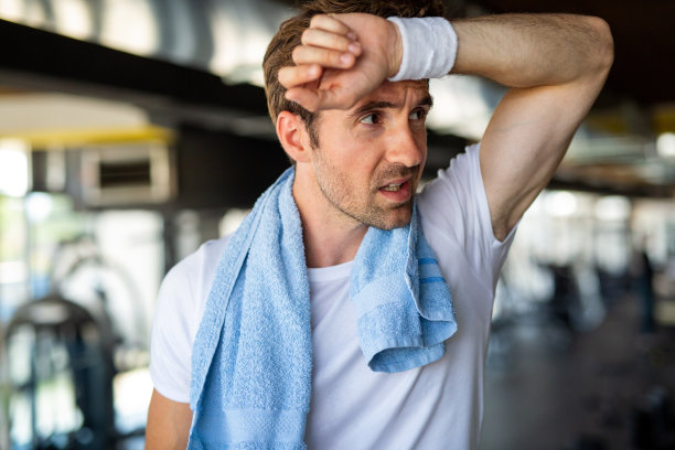 健身的男人在健身房锻炼后休息一下。保持健康的概念。运动的人。图片下载