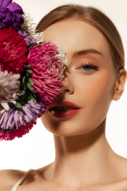 迷人的金发女孩与大美丽的花束孤立在白色的工作室背景。水疗、外科、整容和护肤概念图片下载