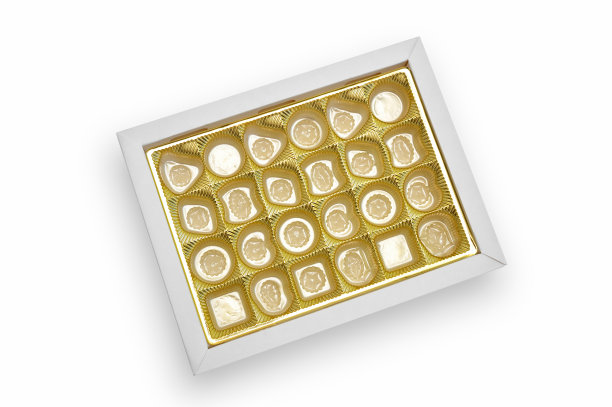 顶视图的空糖果盒在白色背景。用于糖果和糖果制品的金色托盘。图片下载