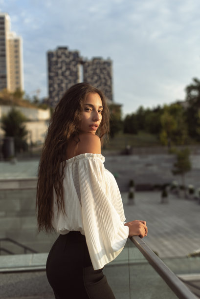 穿着商务风格的女孩图片下载