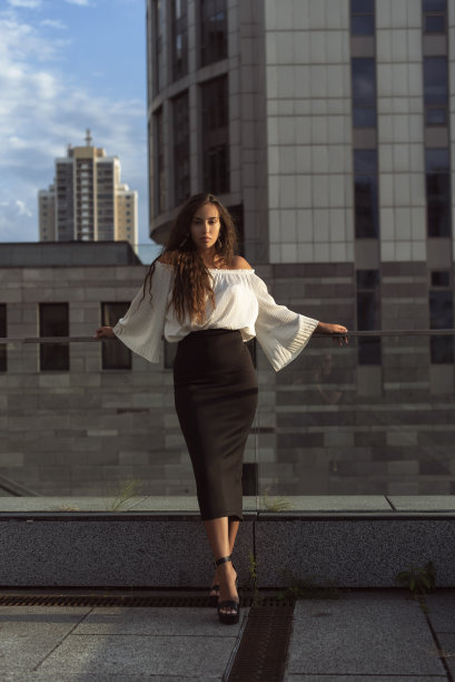 穿着商务风格的女孩图片下载