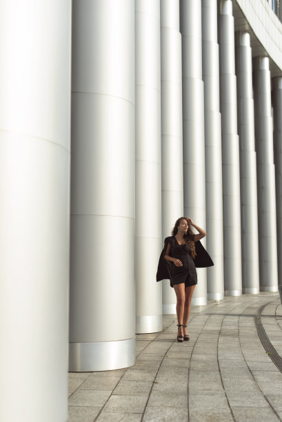 穿着商务风格的女孩图片下载