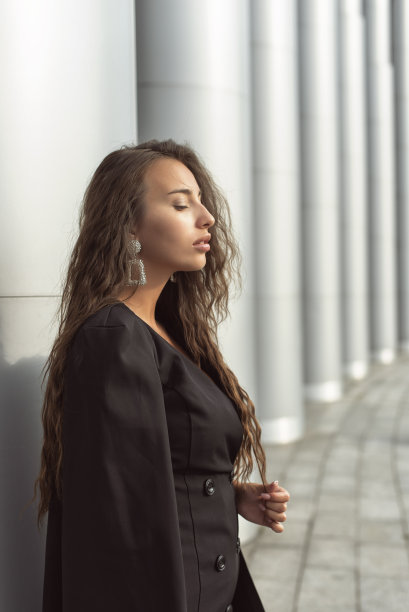 穿着商务风格的女孩图片下载