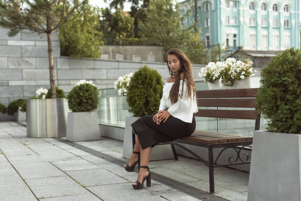 穿着商务风格的女孩图片下载