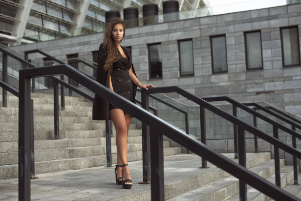 穿着商务风格的女孩图片下载