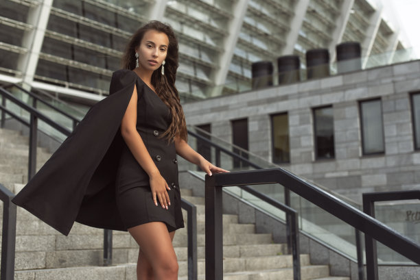 穿着商务风格的女孩图片下载