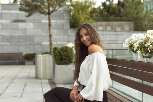 穿着商务风格的女孩图片下载