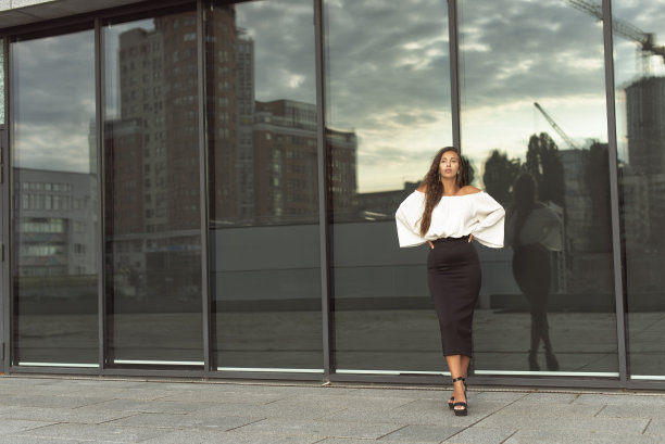 穿着商务风格的女孩图片下载