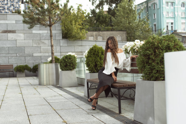 穿着商务风格的女孩图片下载