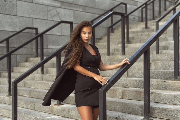 穿着商务风格的女孩图片下载