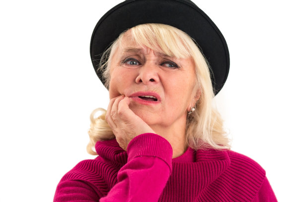 牙痛的老妇人被隔离了。图片下载