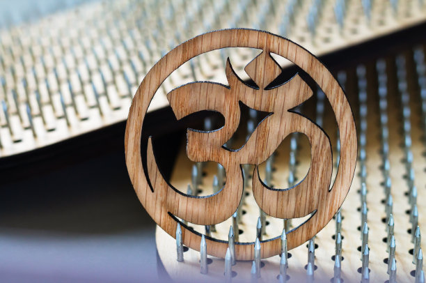 SADHU钉钉板，木OM符号。瑜伽和冥想练习图片下载