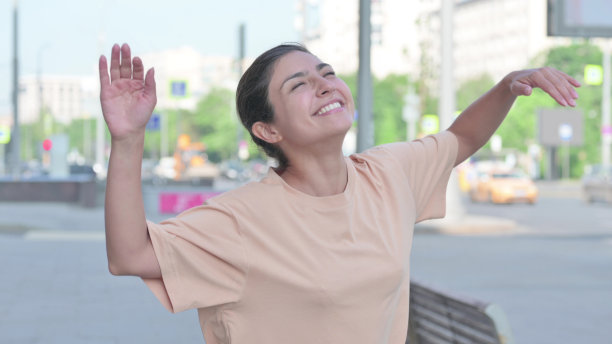 户外快乐的印度女子，兴奋地跳舞图片下载