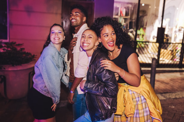 城市朋友在户外玩得很开心图片下载