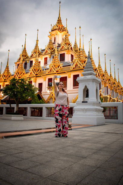 年轻的游客在泰国曼谷美丽的寺庙拍照。图片下载