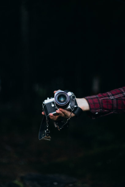 男人手里的模拟相机图片下载