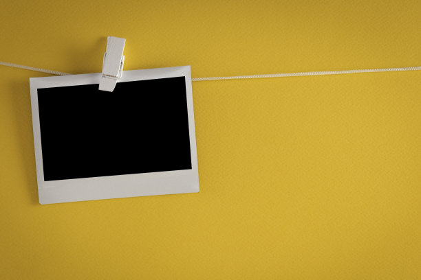 晒衣绳上的空白照片图片下载