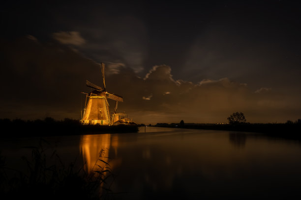 夜晚照明的风车。图片下载