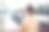 千禧一代女博主的后视图，用手机拍摄城市风景如画的场景，连接4g无线网络，用于在线浏览和网络，度假旅行时间图片下载