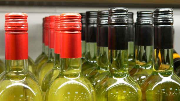 许多漂亮的玻璃瓶白葡萄酒或苦艾酒的特写图片下载