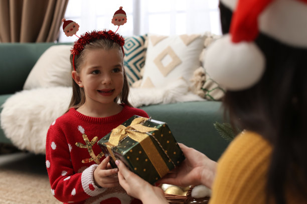 母亲和女儿在家里的礼品盒。圣诞节的庆祝活动图片下载