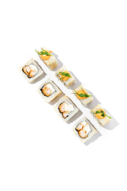 寿司卷：外层裹芝麻，内含天妇罗炸虾，淋上辣酱和细香葱，白色背景上的香辣虾寿司卷，搭配酥脆虾和硬阴影图片下载