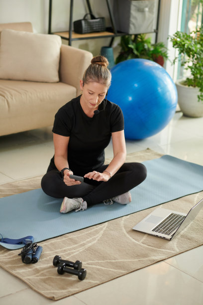 健身教练查看社交媒体图片下载