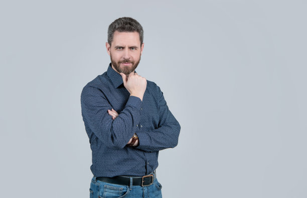 不要在风格上妥协。中年男子摸胡须下巴。穿着休闲的风格图片下载