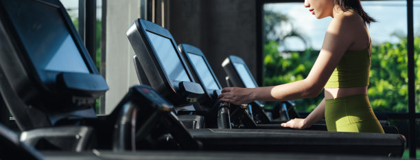 近景旁边的身体亚洲妇女健康的运动服有氧运动走在健身健身房的跑步机上。图片下载