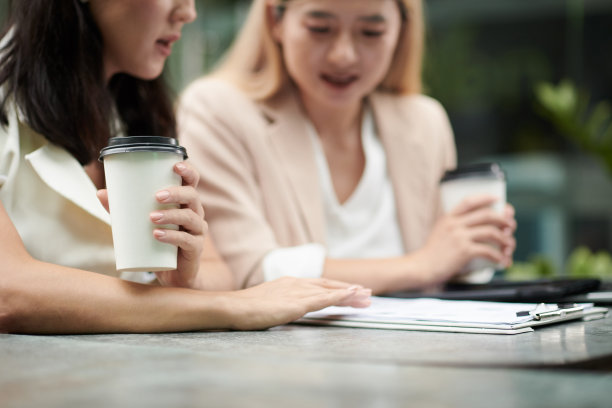 企业家讨论商业计划图片下载