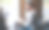 男性自由职业者在咖啡馆里用笔记本电脑打字图片下载