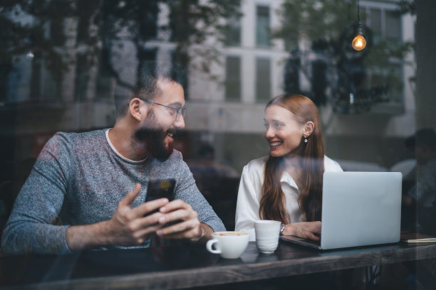 在咖啡馆见面时，幸福的情侣相视图片下载