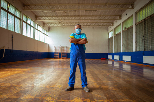 学校的高级清洁工图片下载