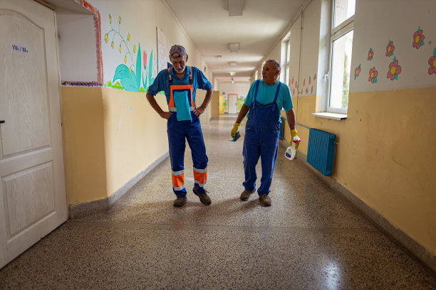 两个看门人谈笑风生图片下载