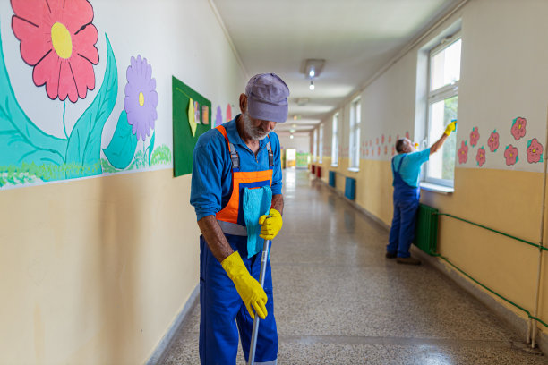 学校清洁工正在给学校大楼消毒图片下载