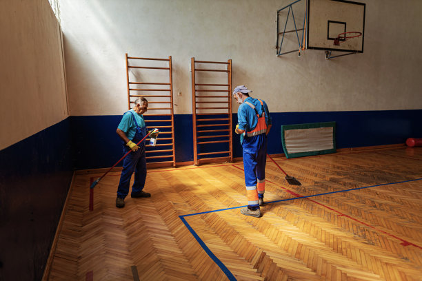 两个学校清洁工正在打扫体育馆图片下载