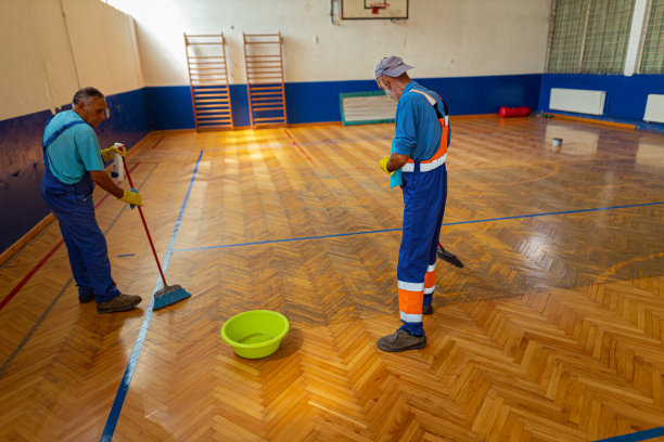 两个努力工作的高级工人在打扫学校图片下载