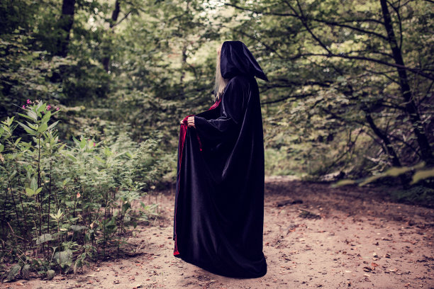 可怕的幽灵剪影在黑色服装。巫术。万圣节服装。神奇的森林。颜色操作。黑色的长袍图片下载