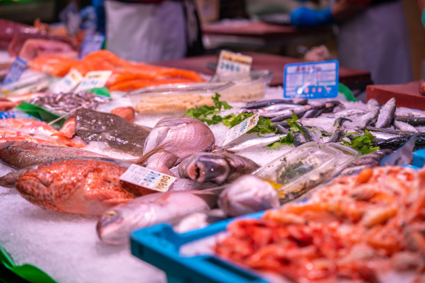 西班牙巴塞罗那鱼市上大量的新鲜海鲜图片下载