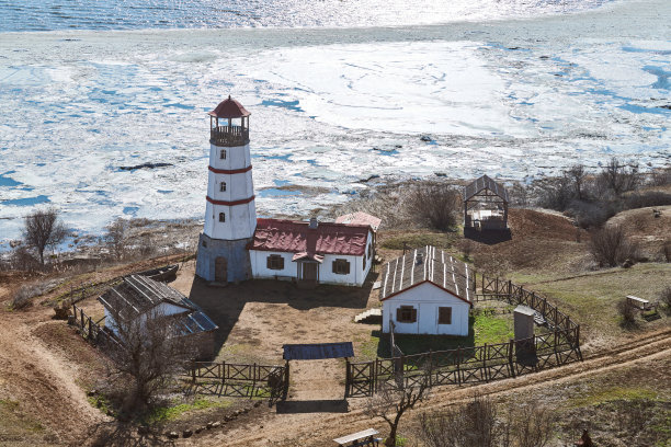 美丽的白红色灯塔与农场公用房屋在罗斯托夫，罗斯托夫俄罗斯地区图片下载