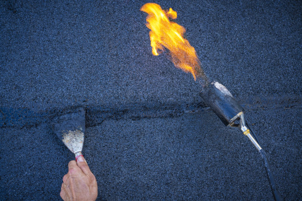 屋顶安装沥青防水膜防雨保温、火炬灭火图片下载