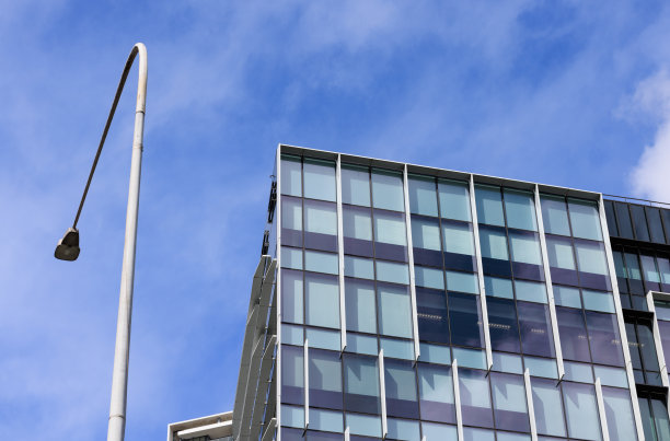 前面有路灯的城市建筑的一部分图片下载